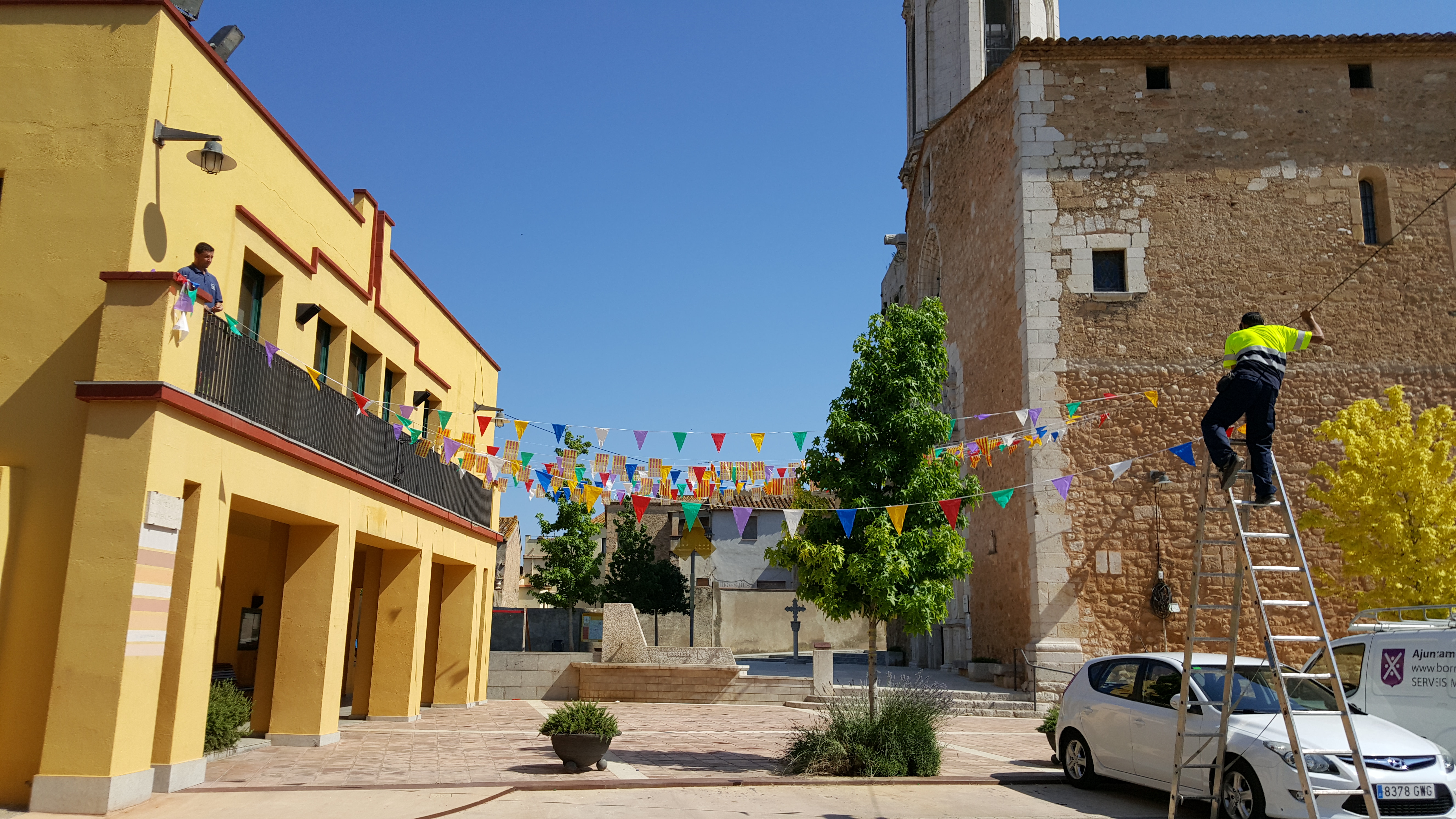 Unes 200 persones s'aplegaran a la plaça Major per celebrar el solstici d'estiu, en una festa que s'està preparant.. La Revetlla de Sant Joan, també coneguda popularment com la Nit del Foc, portarà la màgia i els seus elements i costums simbòlics a Borrassà. 